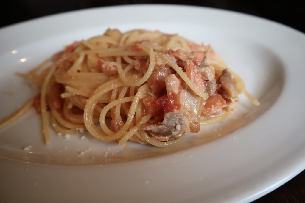 サーモンと軽いトマトソースパスタᗦ↞◃