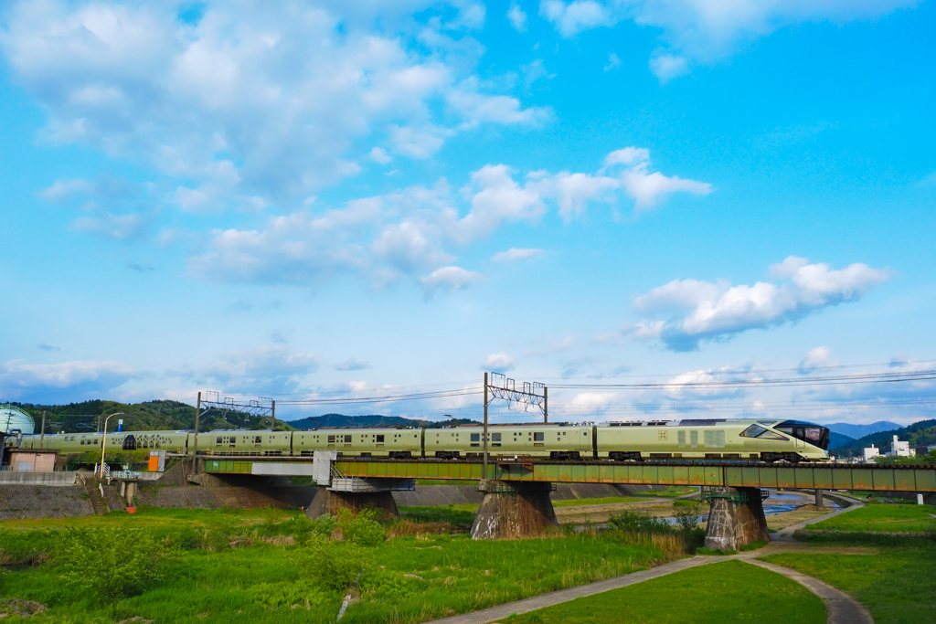 加茂川橋梁行く四季島 