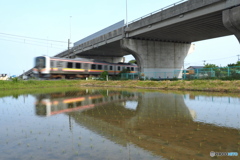跨線橋（陸橋）下を行く
