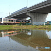 跨線橋（陸橋）下を行く