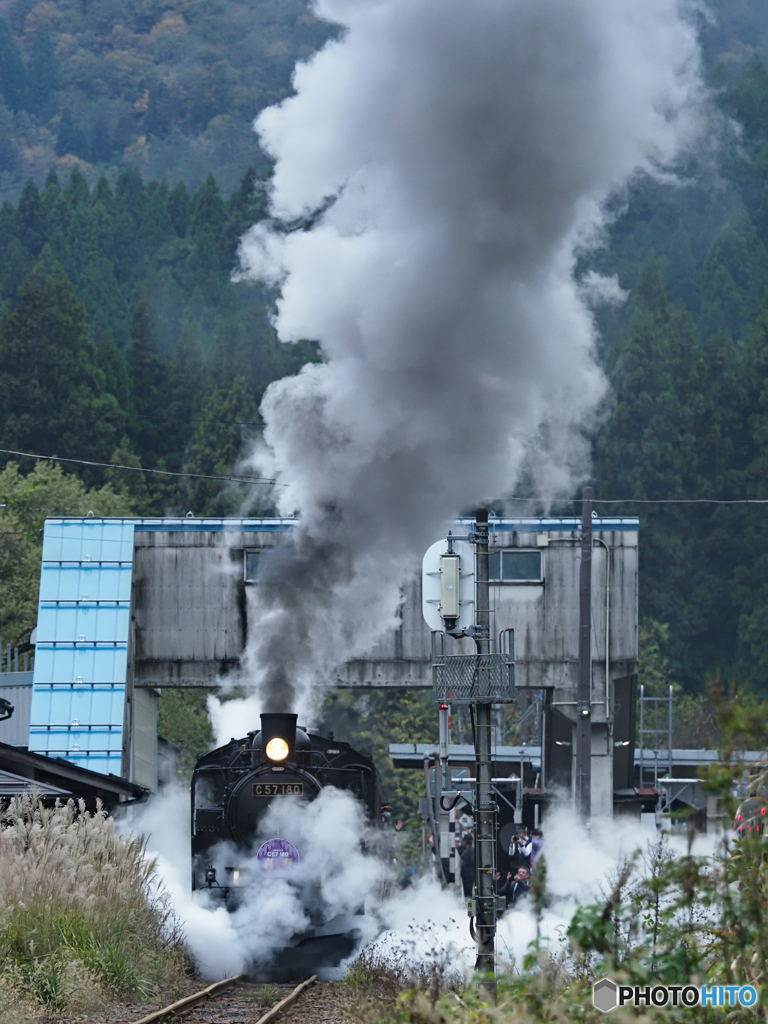 津川駅発車のC57180