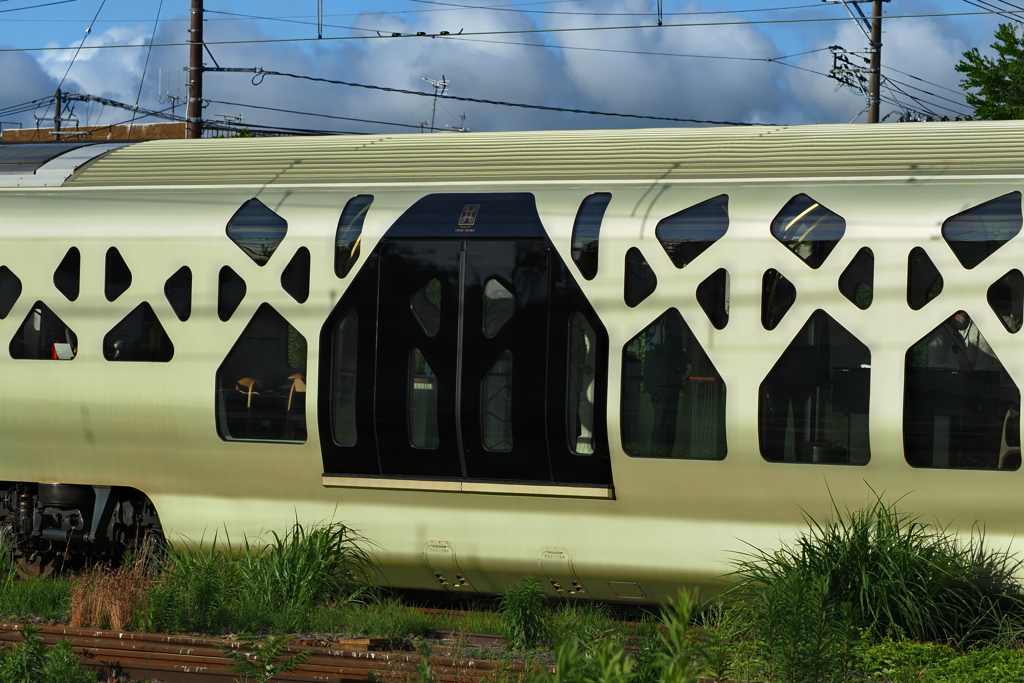 四季島…プラグドアのLOUNGE車両  