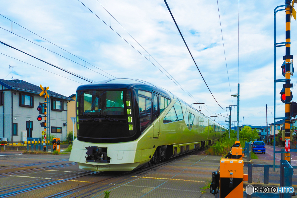 広～い踏切に長～い列車が来た