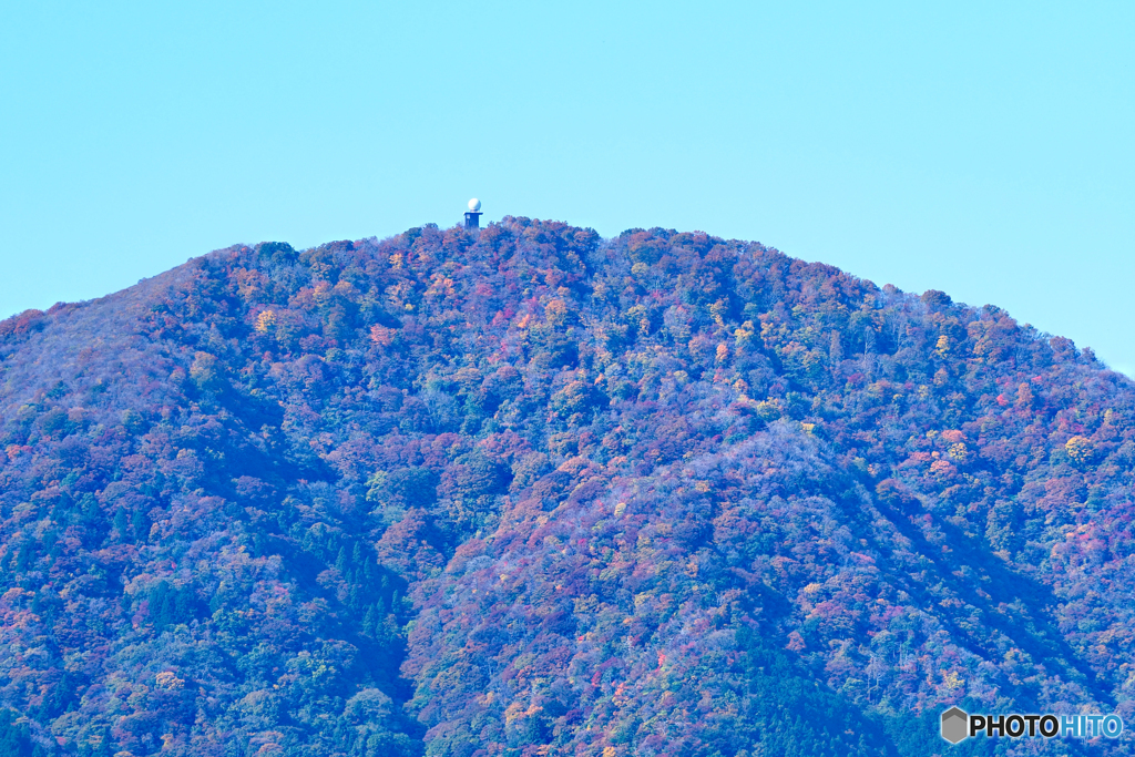 色づく山頂は気象レーダー