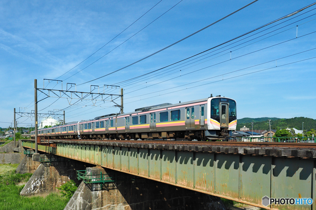 橋梁渡る・E129系電車