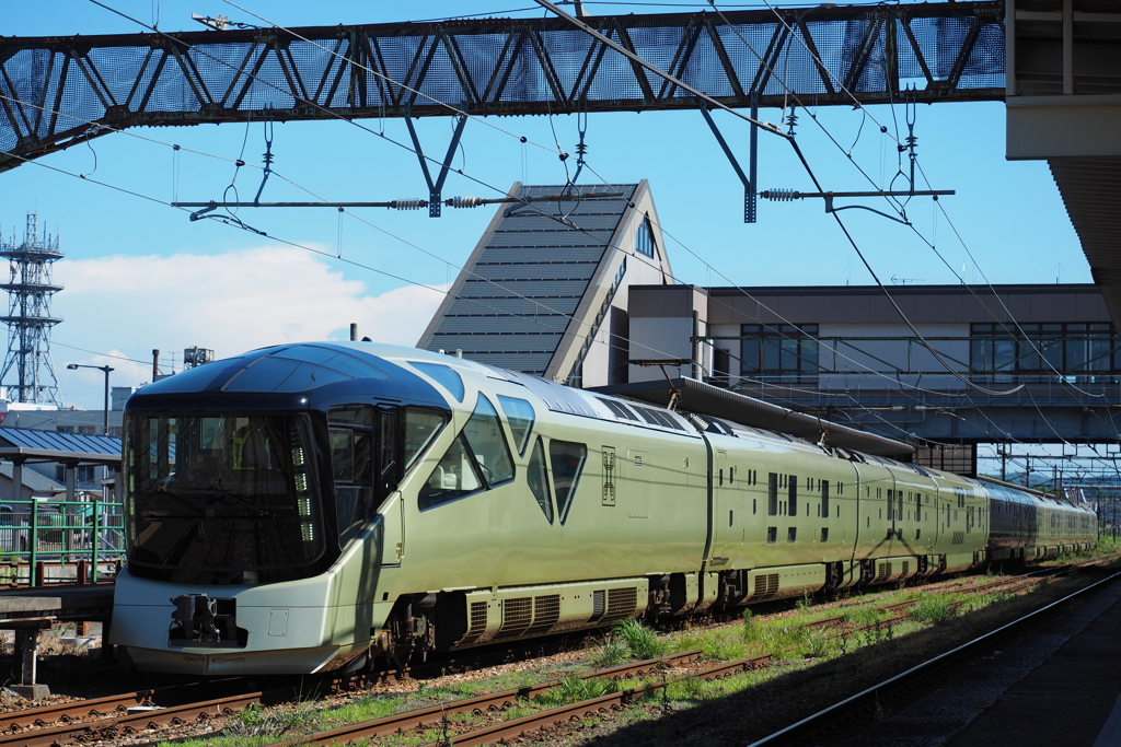 新津駅到着の四季島  