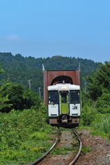 橋梁抜けるキハ110系気動車