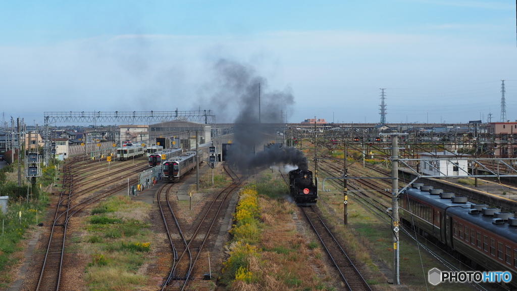 車両基地の朝景
