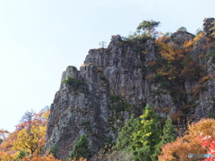 岩壁の紅葉（左端）