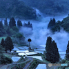 朝霧沸く棚田と棚池
