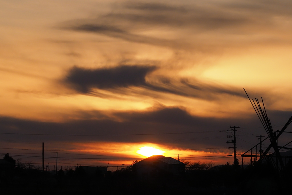 冬の雲間の夕日