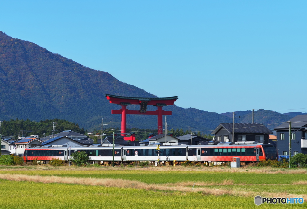 大鳥居と観光列車「海里」