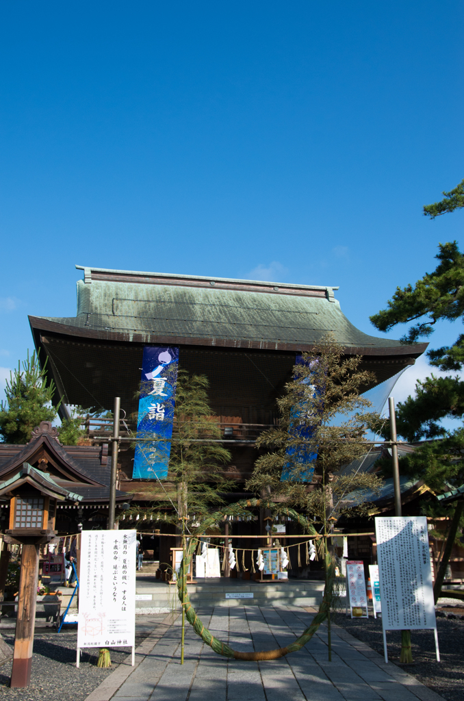 夏詣を迎える茅の輪