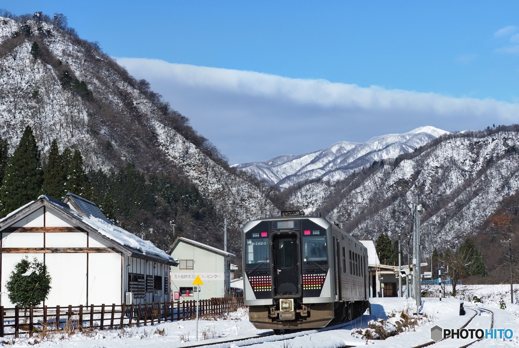里山はうっすら雪景色