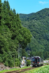 夏の里山を行くGV-E400電気式気動車