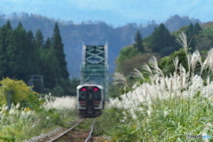 赤いランプと秋は行く