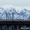 新幹線は上りと下り・山は冠雪の粟ケ岳