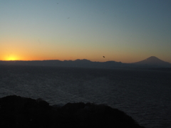 沈む太陽と富士山