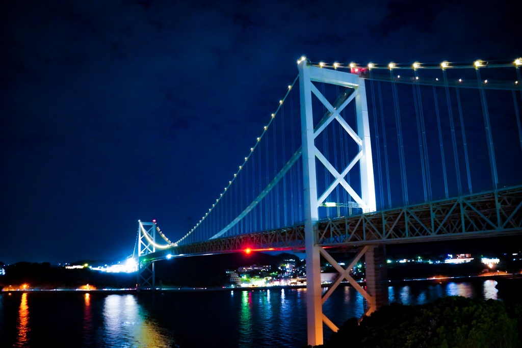 夜に輝く関門橋