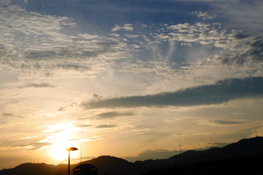 六甲山系に沈む夕陽