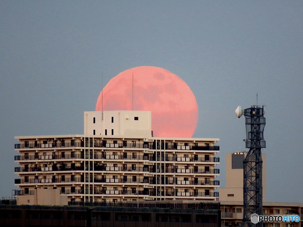 GIANT MOON