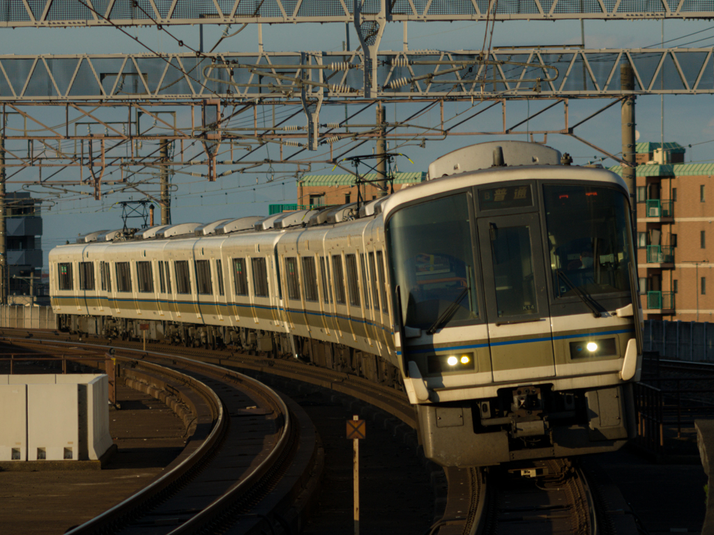 夕暮れの大津京を駆け抜る221系