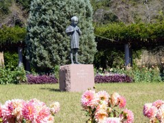 浴衣の綾取り像