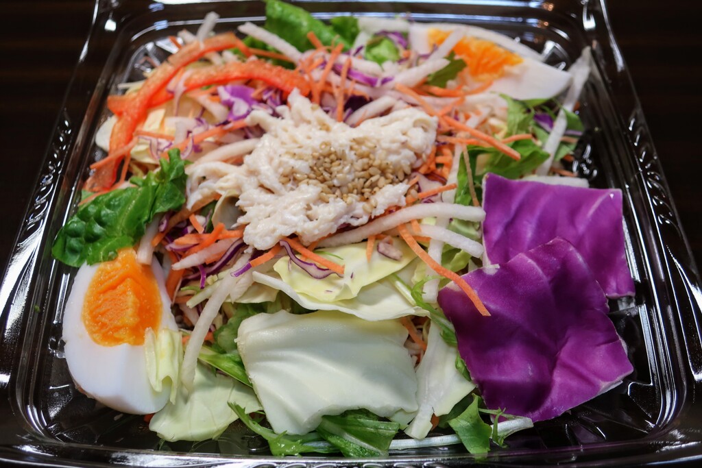 蒸し鶏と半熟玉子のサラダ