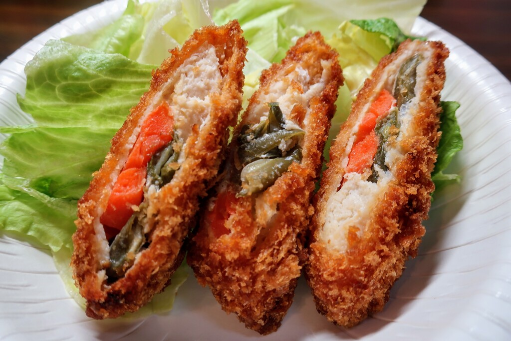 鶏肉の彩り野菜巻きカツ