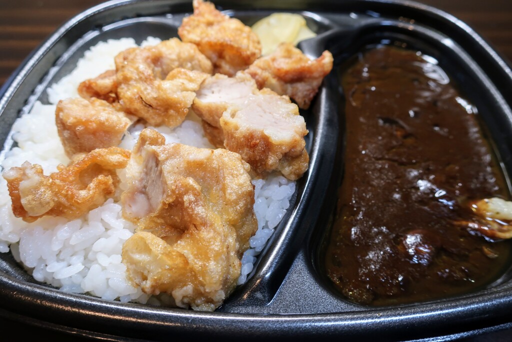黒カレー、空揚げ付き