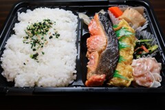 シャケ弁当