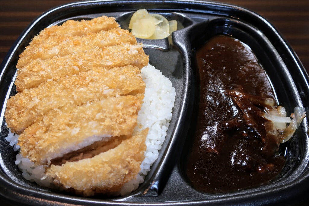 黒カレーカツカレー