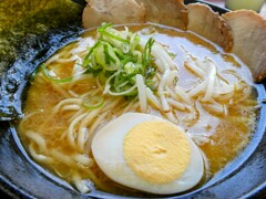豚骨醤油味のラーメン