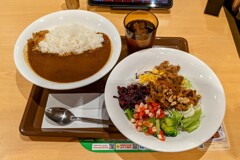 カレーとお食事サラダ
