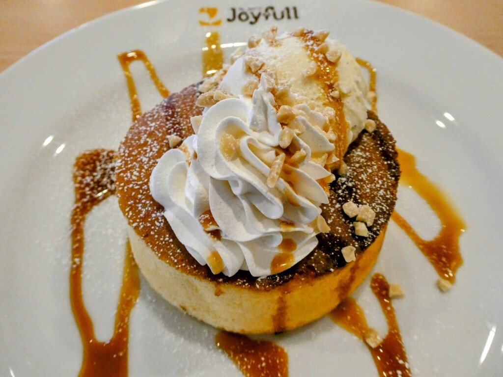 窯焼きパンケーキ、キャラメルソース添え