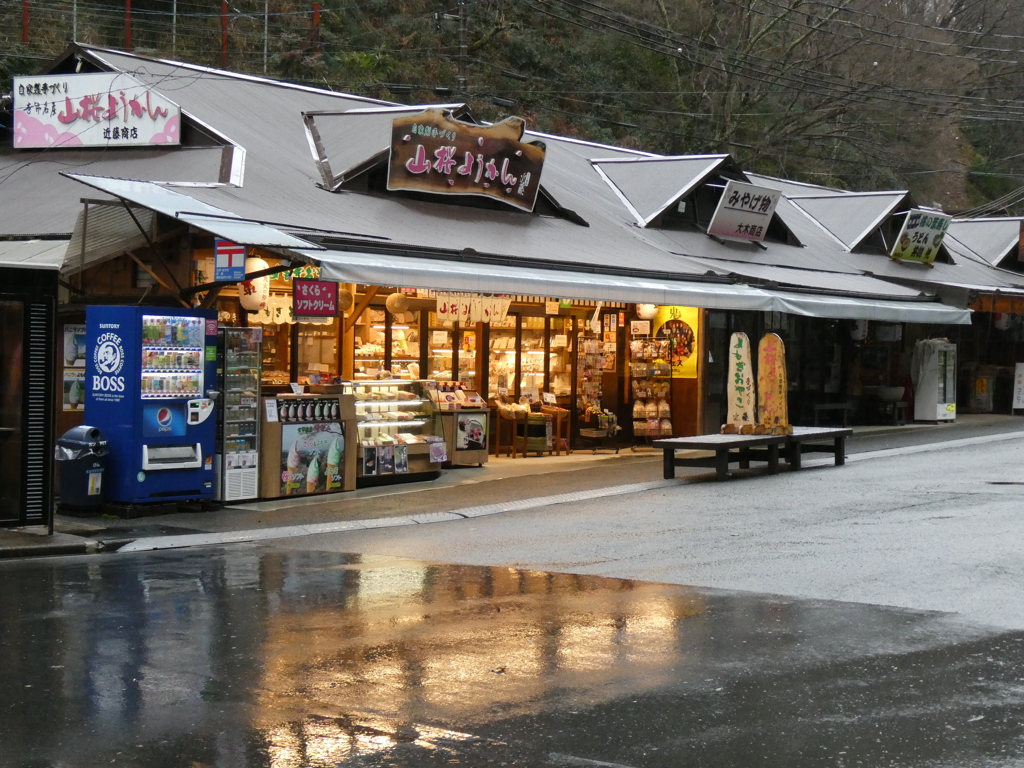雨の土産物店