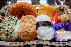 俵おにぎりとおかずセット