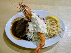 エビフライ、ハンバーグ、スパゲティ