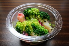 たことブロッコリーバジルサラダ