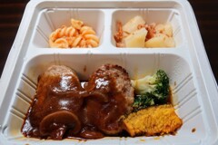 3種のおかずプレート、デミハンバーグ