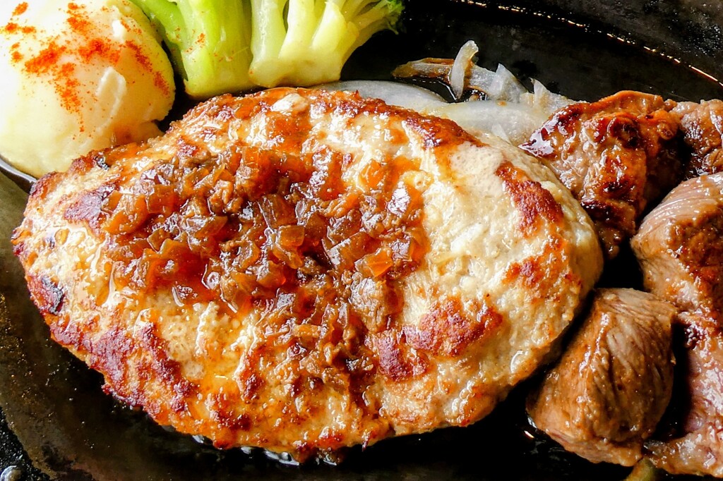 ハンバーグとサイコロステーキ