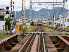 秋風哉二上山を背に行く列車