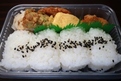 俵むすびとおかずのセット