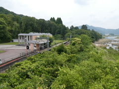 川と駅