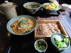 蕎麦屋で