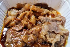 炭火で焼いた牛カルビ焼