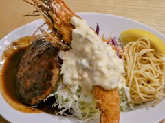 ハンバーグとエビフライ