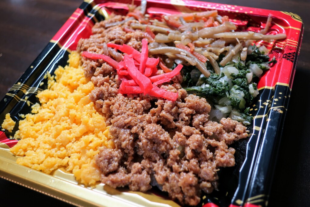 彩りそぼろご飯