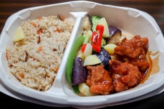 五目ご飯と鶏と野菜の黒酢あん