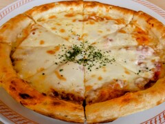 チーズとベーコンのピザ